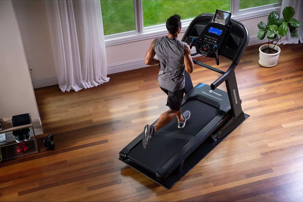 Horizon 7 4AT Folding Treadmillman running