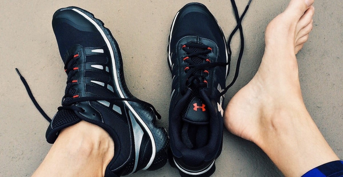 How to tie shoes Main Image